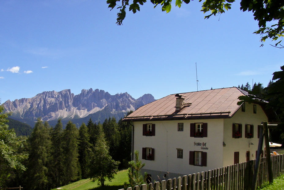 Il Schillerhof con il Latemar in secondo piano