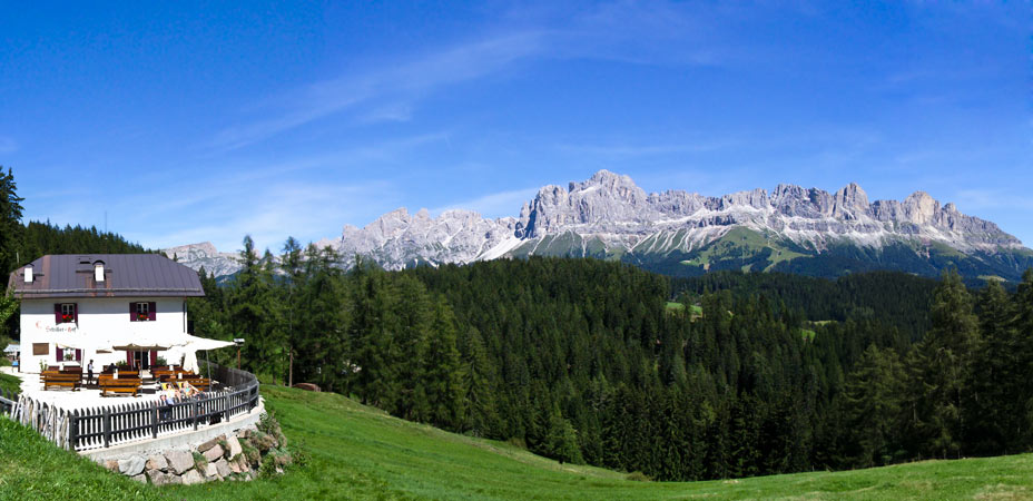 Il Schillerhof con il gruppo del Catinaccio in secondo piano