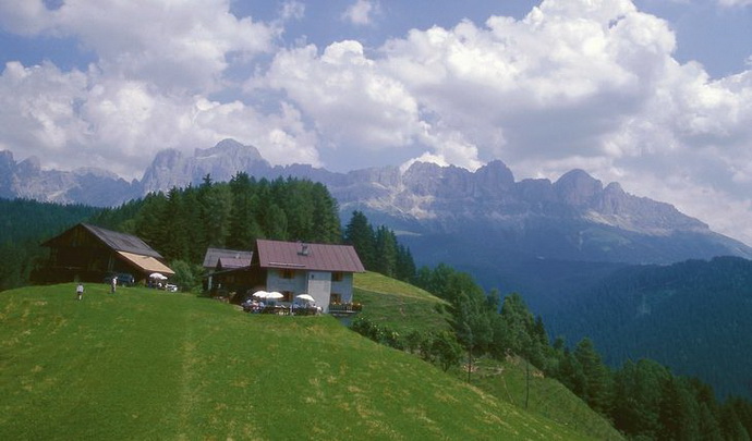 Jocherhof mit Bergpanorama im Hintergrund