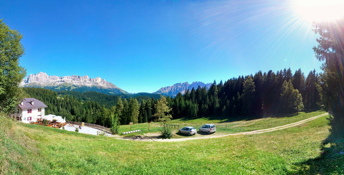 Panoramaaussicht vom Schillerhof: im Hintergrund Rosengarten und Latemar