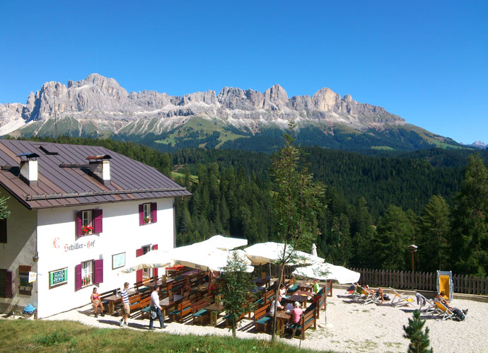 La terrazza panoramica del Schillerhof con vista unica sul gruppo del Catinaccio e il Latemar