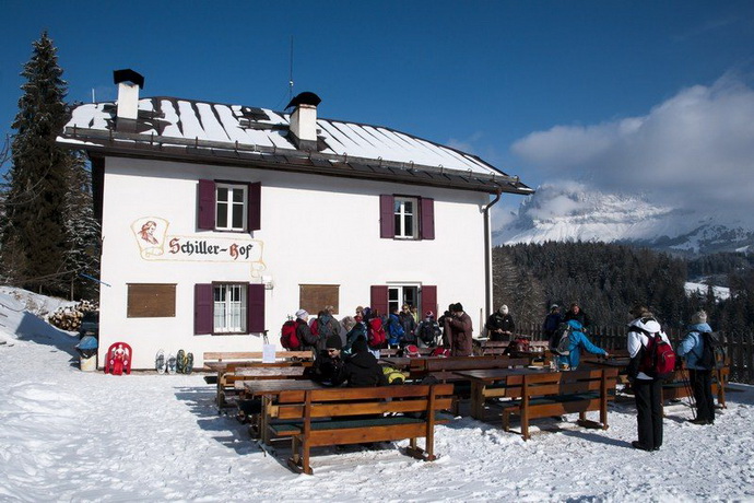 Der schneebedeckte Schillerhof im Winter