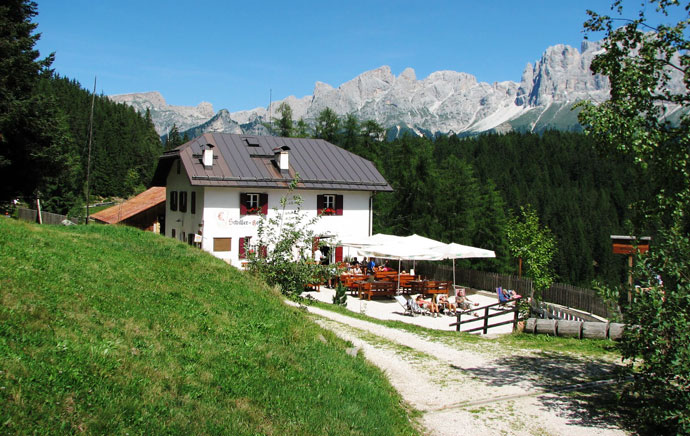Schillerhof Schillerhof con il gruppo del Catinaccio in secondo piano