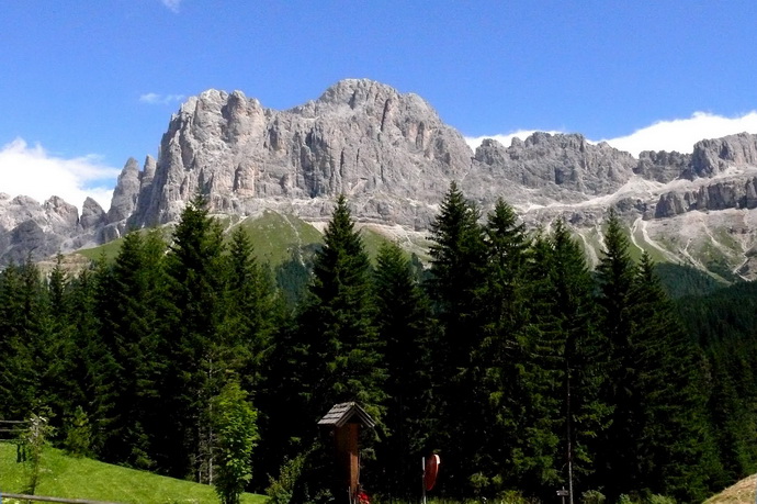 Vista sul gruppo del Catinaccio dal passo Nigra